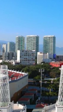Seyahat gemisi Puerto Vallarta, Meksika 'ya geliyor. Manzaralı okyanus ve sahil manzarası.
