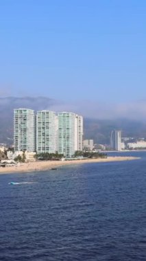 Puerto Vallarta, Meksika 'dan ayrılan yolcu gemisi. Manzaralı okyanus ve sahil manzarası