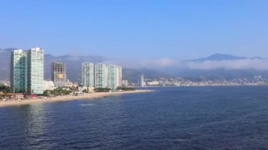 Puerto Vallarta, Meksika 'dan ayrılan yolcu gemisi. Manzaralı okyanus ve sahil manzarası