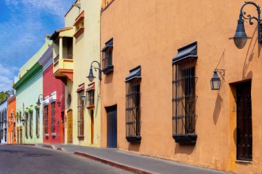 Meksika Morelos 'un tarihi merkezinde Cuernavaca sokaklarının renkli manzara mimarisi.