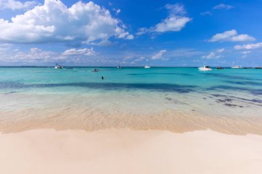 Sakin turkuaz Ada Mujeres plajı Playa Norte zümrüt suları, kumlu sahil kıyıları ve plaj partileri ile ünlüdür..