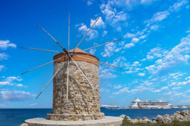 Rodos, Yunanistan, Mandraki yel değirmenleri, rıhtım marinası ve Rodos Limanı 'na demirlemiş yatlar.