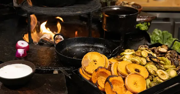 Arjantin, San Telmo market restoranları Parilla usulü ızgara et sunuyor. .