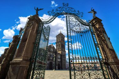 Meksika, Puebla Katedrali Zocalo Plaza 'nın merkezindeki tarihi şehir merkezinde..