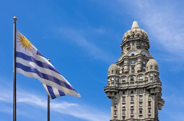 Uruguay bayrağı, Montevideo Bağımsızlık Meydanı tarihi şehir merkezinde, ünlü bir turizm merkezi..