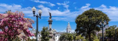 Quito, Ekvador. Tarihi merkezde, Katolik katedrali yakınlarındaki Independence Meydanı San Francisco kilisesi..