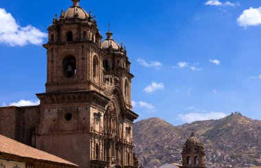 Peru, Cusco, Central Plaza de Armas Meydanı tarihi şehir merkezinde kilise, anıt ve restoranlarla