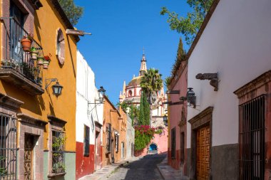 Meksika, San Miguel de Allende 'nin renkli sokakları merkez katedralin yakınlarındaki tarihi şehir merkezinde..