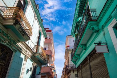 Paseo El Prado ve Capitolio yakınlarında Havana Vieja tarihi merkezde renkli Eski Havana sokakları.