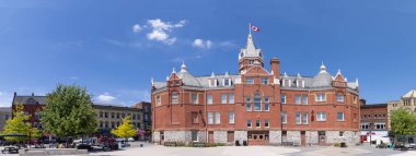 Stratford, Ontario 'daki tarihi merkezde saat kulesi olan kırmızı tuğlalı belediye binası. .