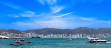 Meksika, Acapulco marinası ve turist tekneleri gezintiye çıkmak için bekliyor. .