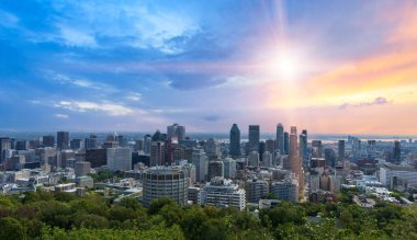 Panoramik Belvedere Mount Royal, Chalet Mont Royal, Montreal şehir merkezindeki gökyüzü manzaralı bir gözcü..