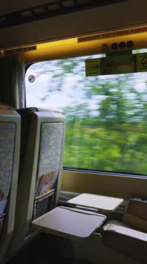 Toronto, Ontario 'dan Montreal, Quebec' e giden hızlı birinci sınıf şehirler arası trende yolcu koltukları