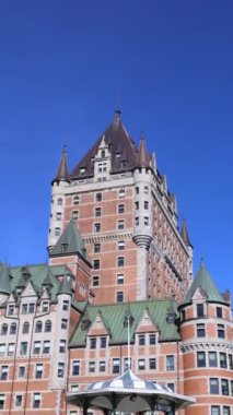 Quebec 'teki ünlü Chateau Frontenac tarihi merkezi Dufferin Terası' nda manzaralı ve manzaralı Saint Lawrence Nehri manzaralı.