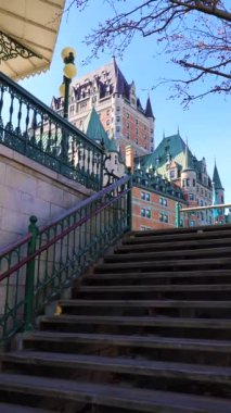 Quebec 'teki ünlü Chateau Frontenac tarihi merkezi Dufferin Terası' nda manzaralı ve manzaralı Saint Lawrence Nehri manzaralı.