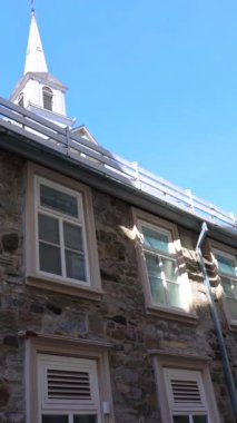 Quartier Petit Champlain 'in eski Quebec şehri turistik merkezleri. Aşağı kasaba, alışveriş bölgesi ve eski Fransız mimarisi.