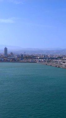 Kıbrıs Rum Kesimi ve Limasol ufuk çizgisi deniz gezinti güvertesi ve seyir terminalinin panoramik görüntüsü