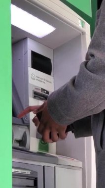 Banka para çekme banka pin ve kişisel bankacılık kartı kullanarak