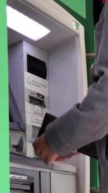 Banka para çekme banka pin ve kişisel bankacılık kartı kullanarak