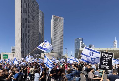 İsrail, Tel Aviv, 20 Ekim 2024: Tel Aviv 'de sağ kanat Netanyahu hükümet yargı reformu ve Gazze savaşı rehinelerine karşı toplu protesto