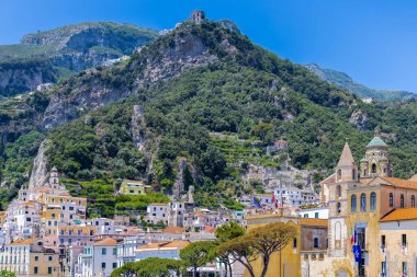 İtalya, Amalfi kasabası renkli mimari ve Campania Amalfi kıyı manzaraları.