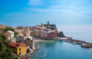Cinque Terre, İtalya, Vernazza kıyı şeridi manzarası ve koyu renkli binalar