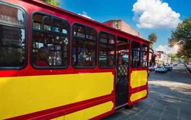 Tur otobüsü güzel ve renkli Coyoacan caddelerine gidiyor Mexico City yakınlarında şehir turunda