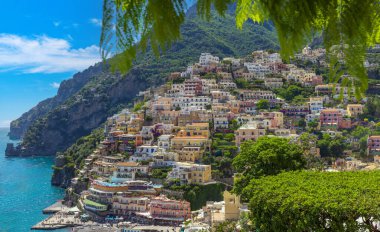 İtalya 'nın Amalfi Sahili' ndeki Positano İtalyan renkli mimari ve manzaralarının manzarası.