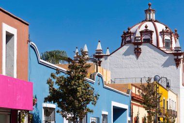 Meksika Puebla 'nın tarihi merkezinde Cholula caddelerinin manzara renkli mimarisi.