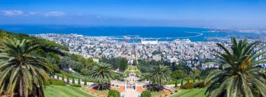 İsrail, Hayfa 'daki Bahai Bahçesi, asılmış bahçelerin ve Hayfa deniz kıyısının manzaralı bir simgesi..