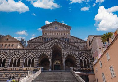 İtalya, Amalfi kasabası tarihi şehir merkezinde eski binaları ve kiliseleri olan renkli mimari.