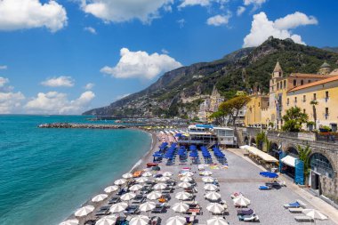 İtalya, Amalfi kasabası renkli mimari ve Campania Amalfi kıyı manzaraları.