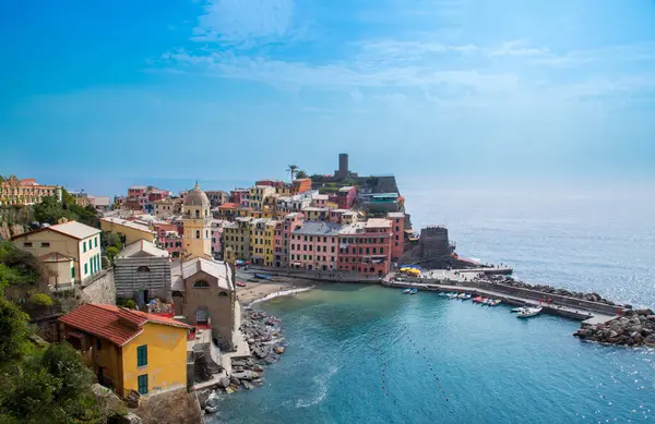 Cinque Terre, İtalya, Vernazza kıyı şeridi manzarası ve koyu renkli binalar