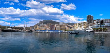 Fransa, Fransız Rivierası, Monte Carlo manzarası marinadan lüks yatlar ve arabalarla Monako Körfezi 'nde