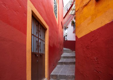 Guanajuato, Meksika, Manzaralı sokaklar ve Guanajuato tarihi merkezinde renkli koloni mimarisi.