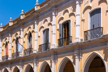 Arjantin, 9 Temmuz 'da Central Salta Plaza' da renkli binalar, 9 Temmuz 'da De Julio tarihi merkezde