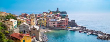 Cinque Terre, İtalya, Vernazza kıyı şeridi manzarası ve koyu renkli binalar.