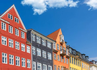 Kopenhag 'daki Nyhavn New Harbour Körfezi. Renkli binaları ve restoranları olan tarihi liman..
