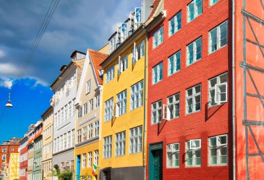 Kopenhag, manzaralı tarihi şehir sokakları.