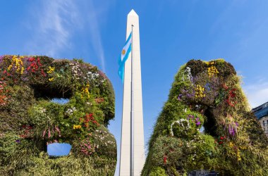 Panoramik şehir manzarası ve Buenos Aires 'in 9 de Julio Bulvarı' ndaki obelisk yakınlarında ufuk çizgisi manzarası..