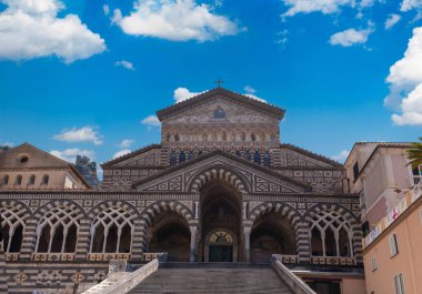 İtalya, Amalfi kasabası tarihi şehir merkezinde eski binaları ve kiliseleri olan renkli mimari.