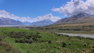 Yüzük 'ün Efendisi Potts Dağı' ndaki destansı savaş manzarası ve Yeni Zelanda Güney Alpleri 'ndeki Pazar Dağı.