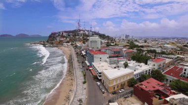 Mazatlan deniz gezisi, El Malecon, okyanus manzaralı, turist plajlı ve manzaralı hava manzaralı.