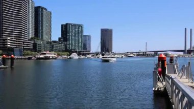 Melbourne turları, Yarra nehri, Hodsons Körfezi ve şehir limanında nehir turları.
