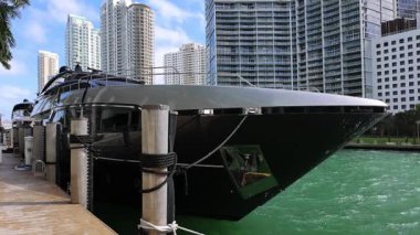 Miami, şehir finans merkezi ve Biscayne Körfezi yakınlarındaki lüks apartman ve yatlar