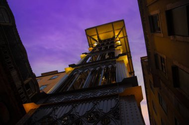 Lizbon, Santa Justa Asansörü, günbatımında, büyük bir turistik ilgi merkezi..