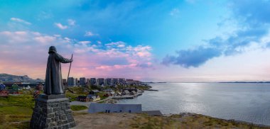 Grönland başkenti Nuuk 'un panoramik manzarası fiyort ve buzdağları yakınlarındaki renkli evlerle.