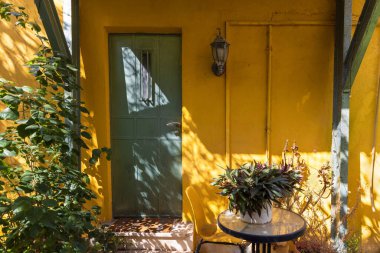 İsrail, Tel Aviv tarihi mahallesi Neve Tzedek sanat galerileri, butikleri ve eski evleri ile.