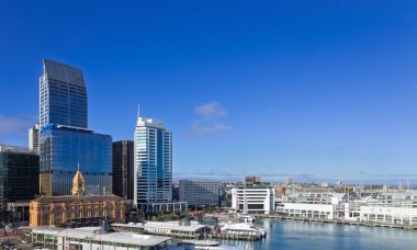 Auckland ufuk çizgisinin ve şehir merkezinin manzaralı panoramik manzarası.