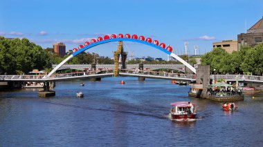 Avustralya, Melbourne, 2 Mart 2025: Avustralya Prenses köprüsü Melbourne iş ve finans merkezinde Yarra Nehri üzerinde